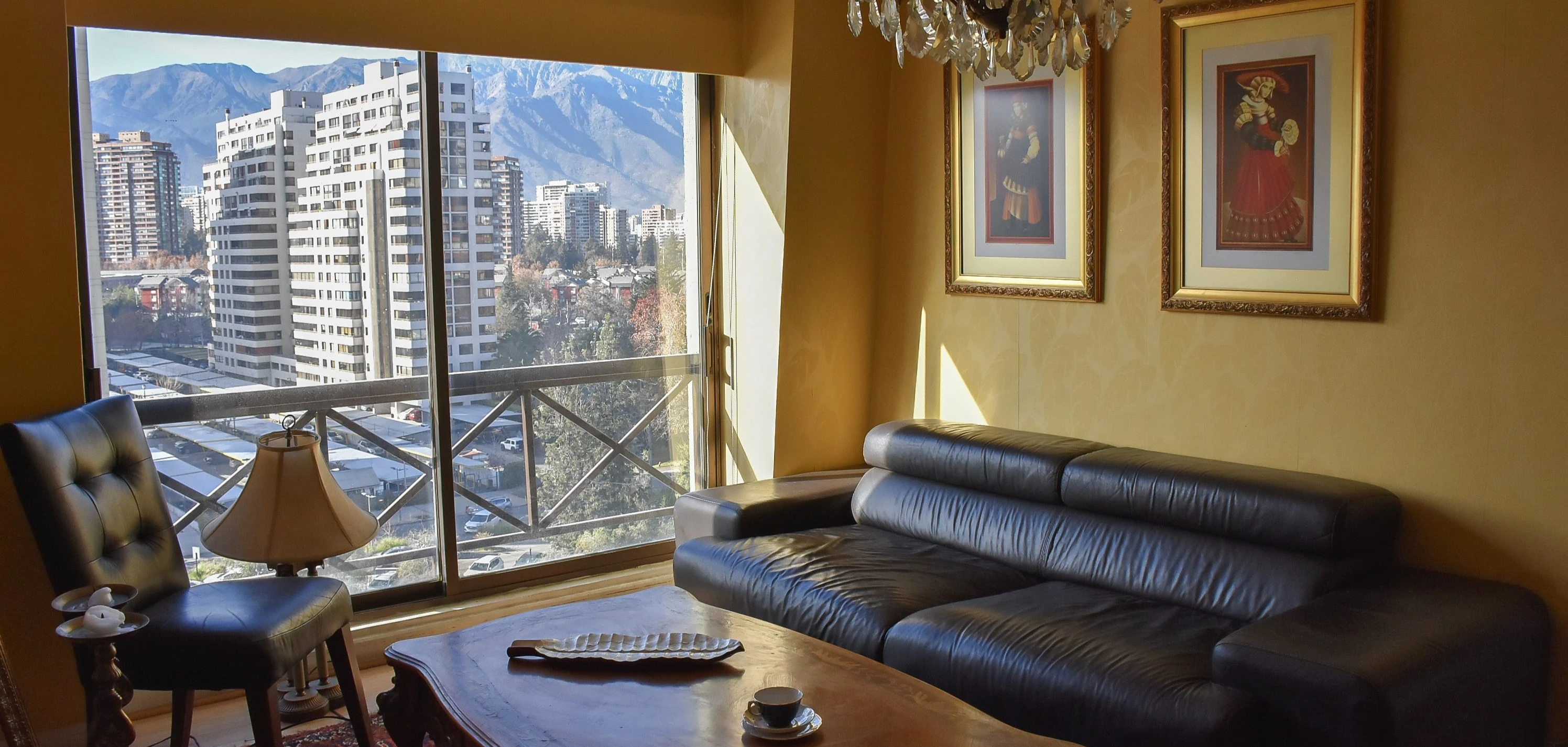 Biblioteca jurídica del estudio en Santiago
